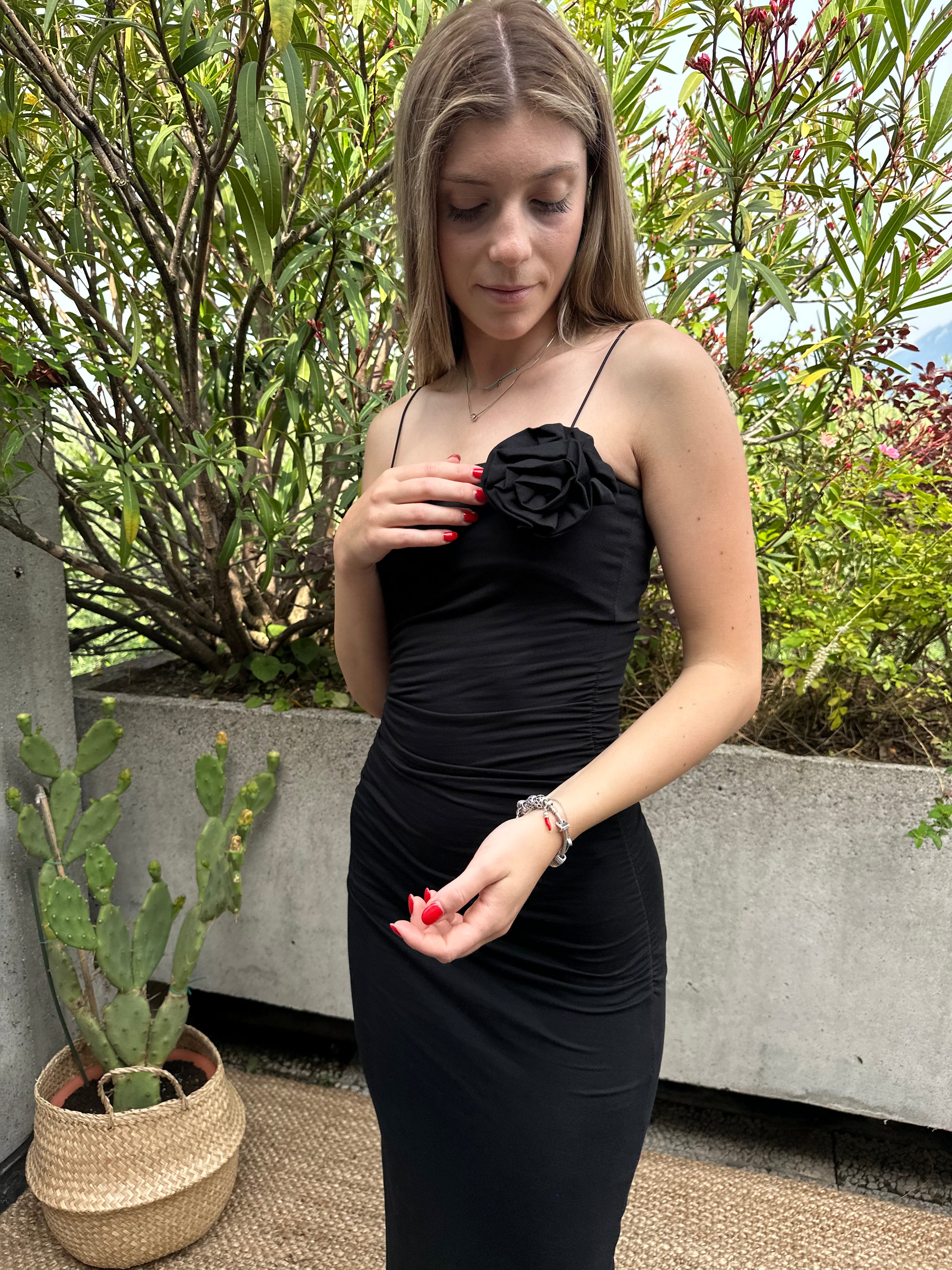 ABITO CON APPLICAZIONE FIORE