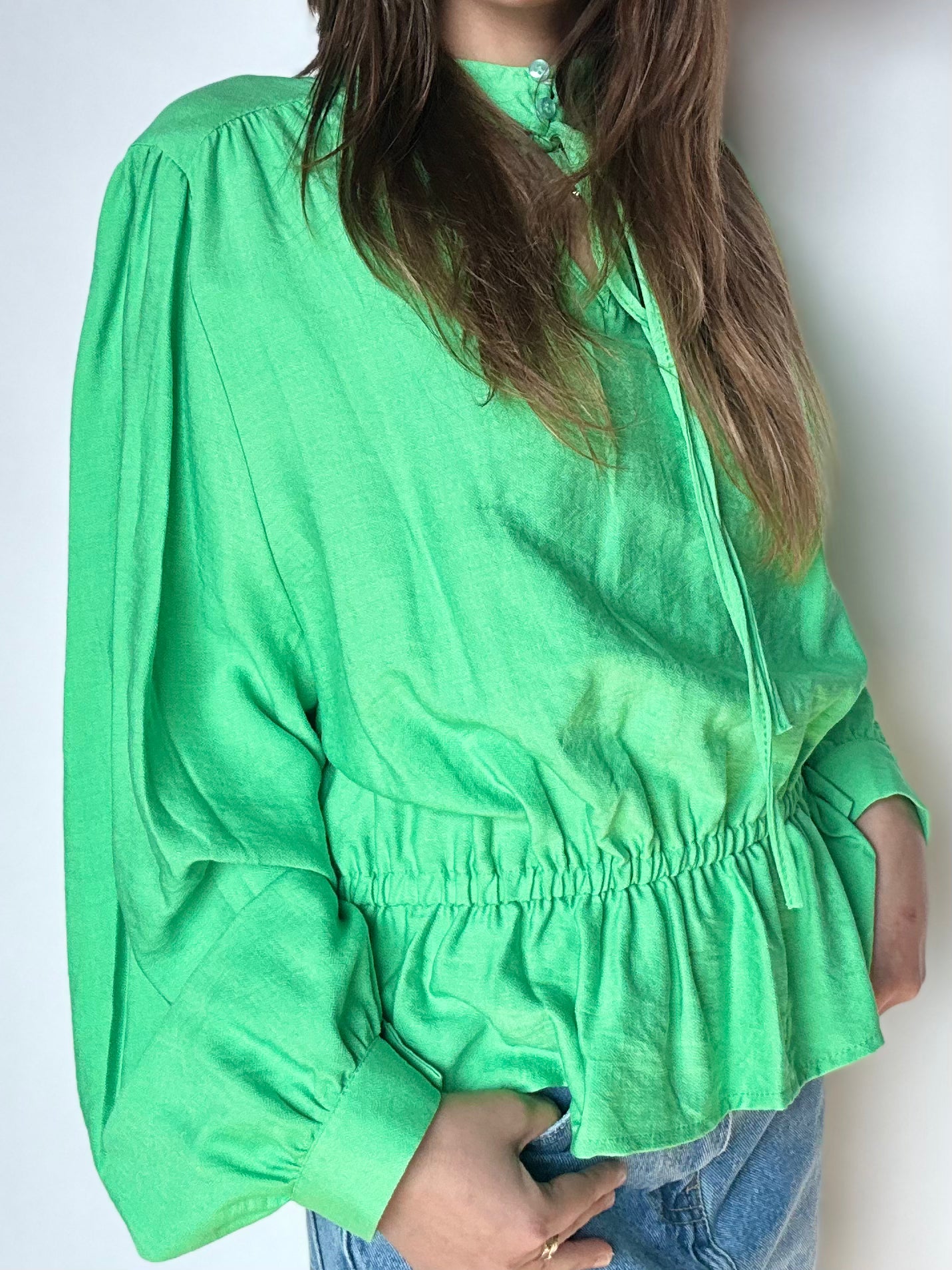 BLUSA CON VOLANT