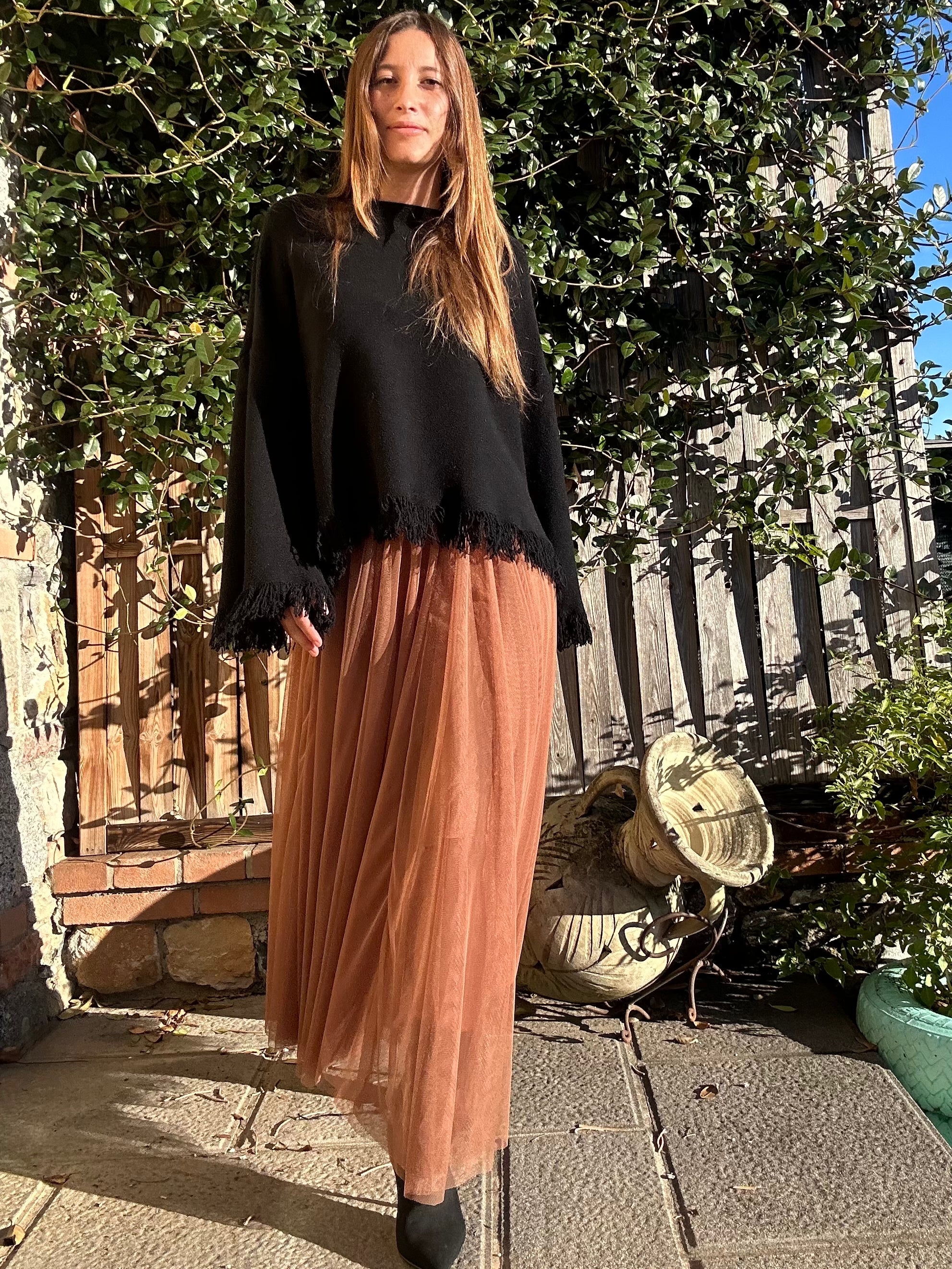 MAGLIA CON FRANGE NERO