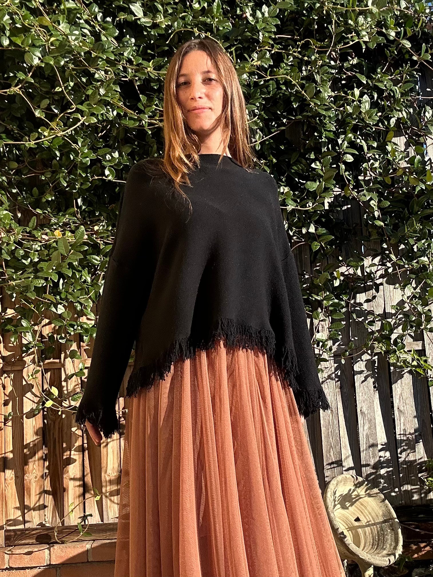 MAGLIA CON FRANGE NERO
