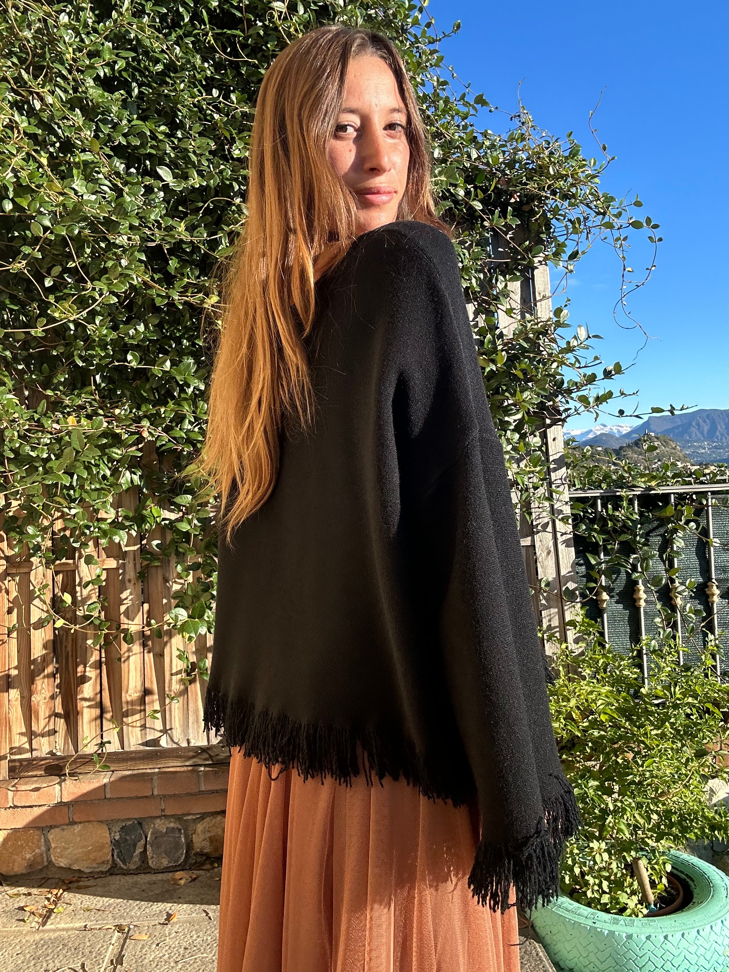 MAGLIA CON FRANGE NERO