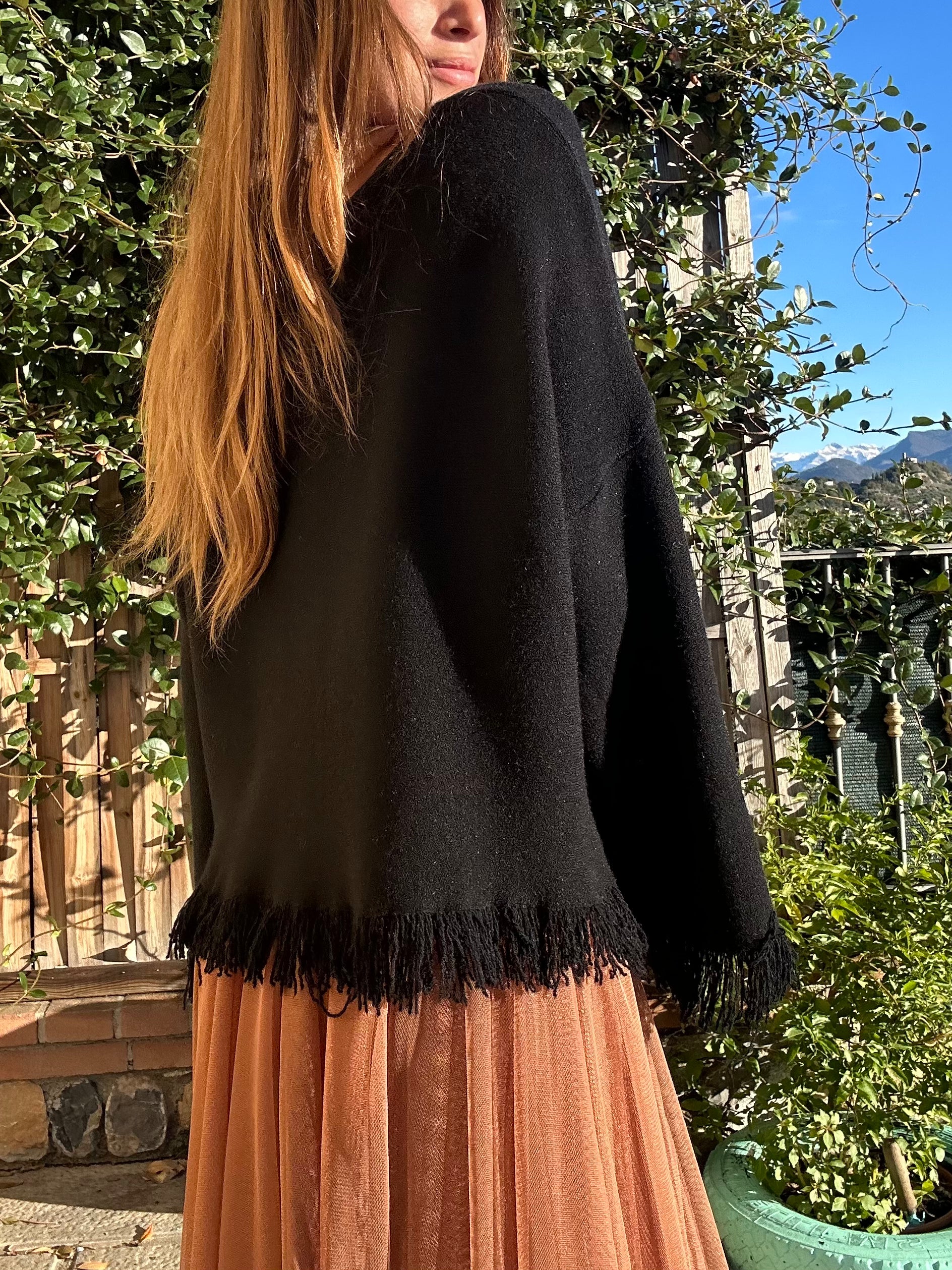 MAGLIA CON FRANGE NERO