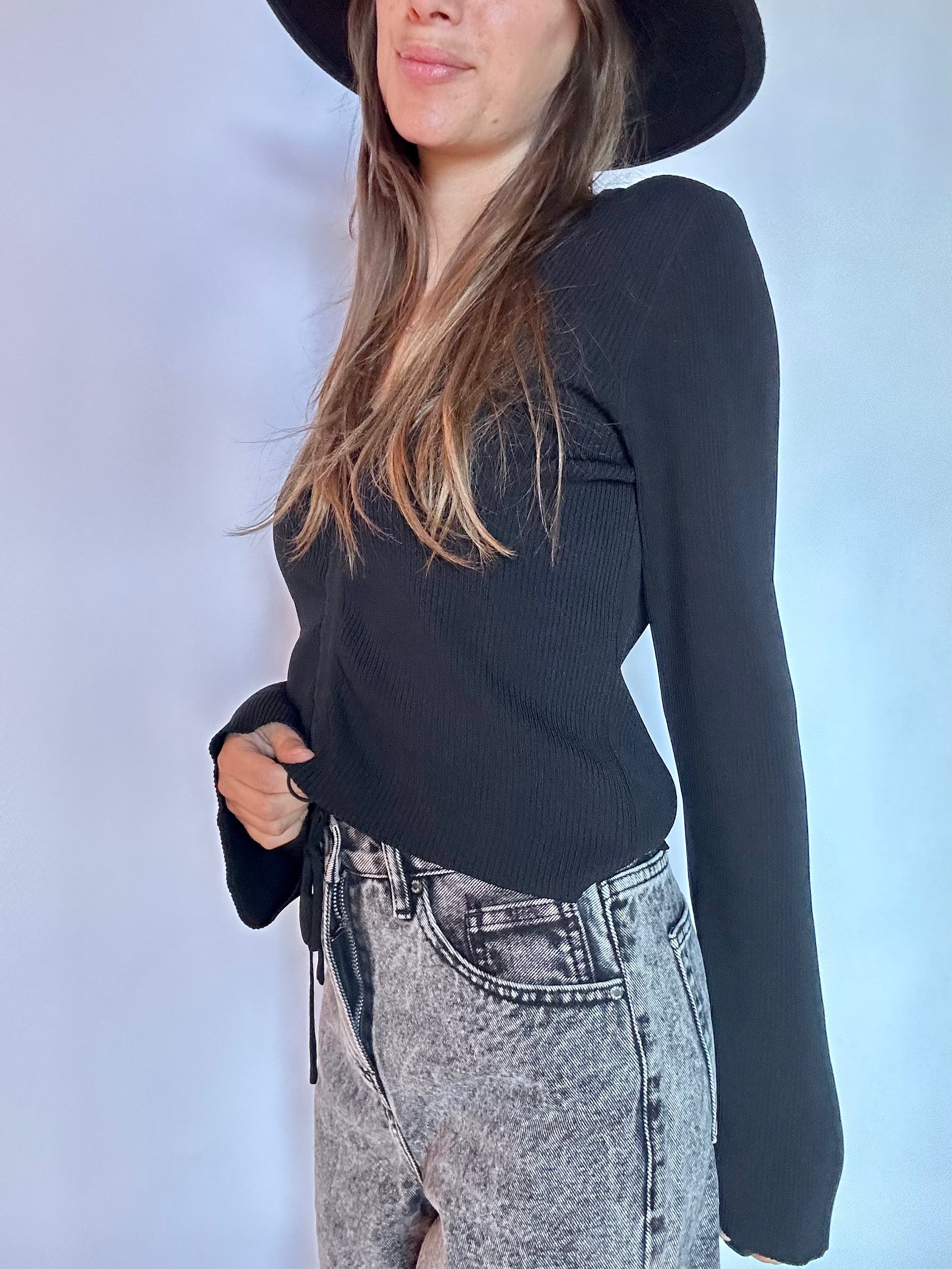 MAGLIA CON ARRICCIATURA FRONTALE