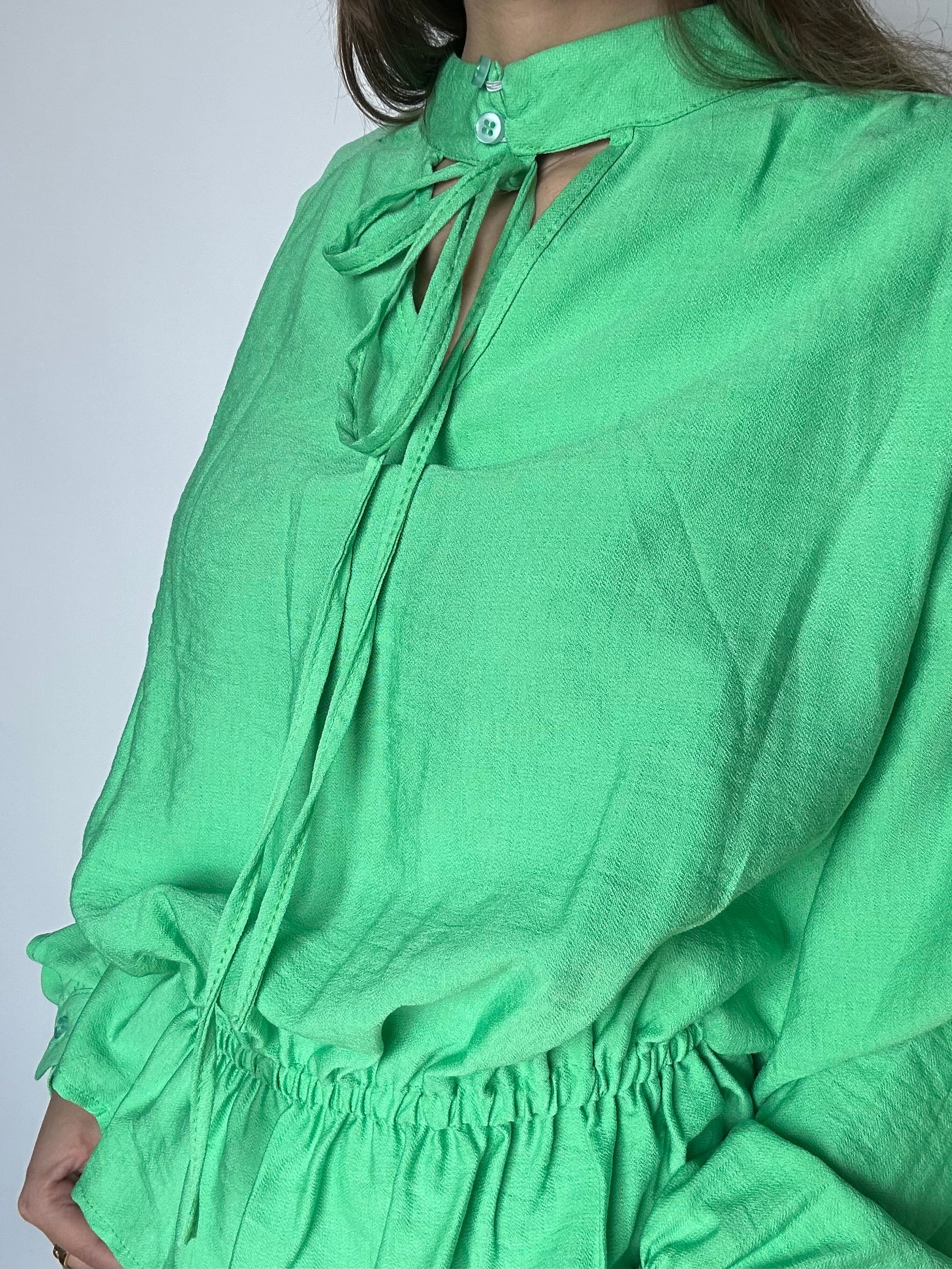 BLUSA CON VOLANT