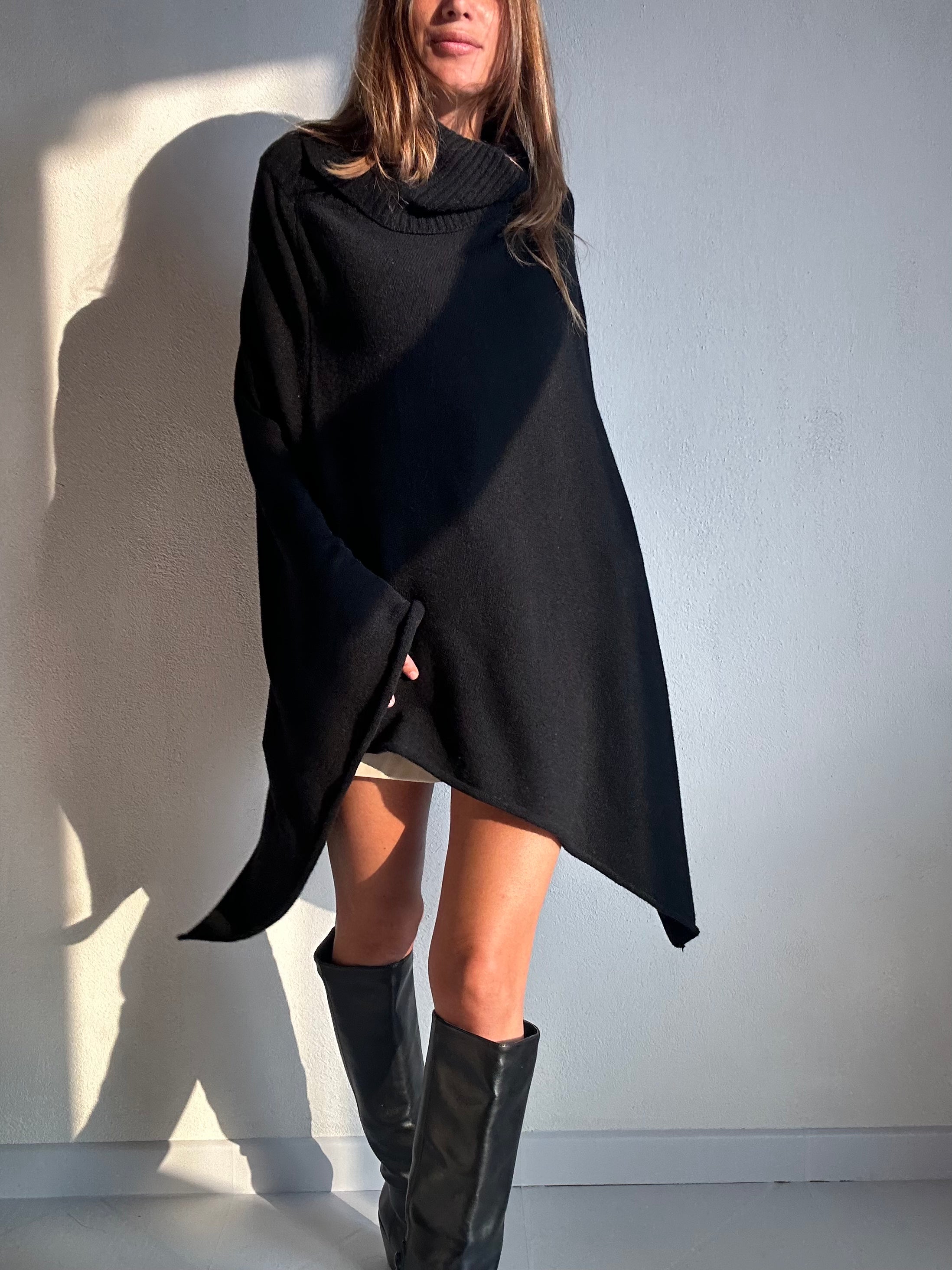 PONCHO CON COLLO ALTO NERO