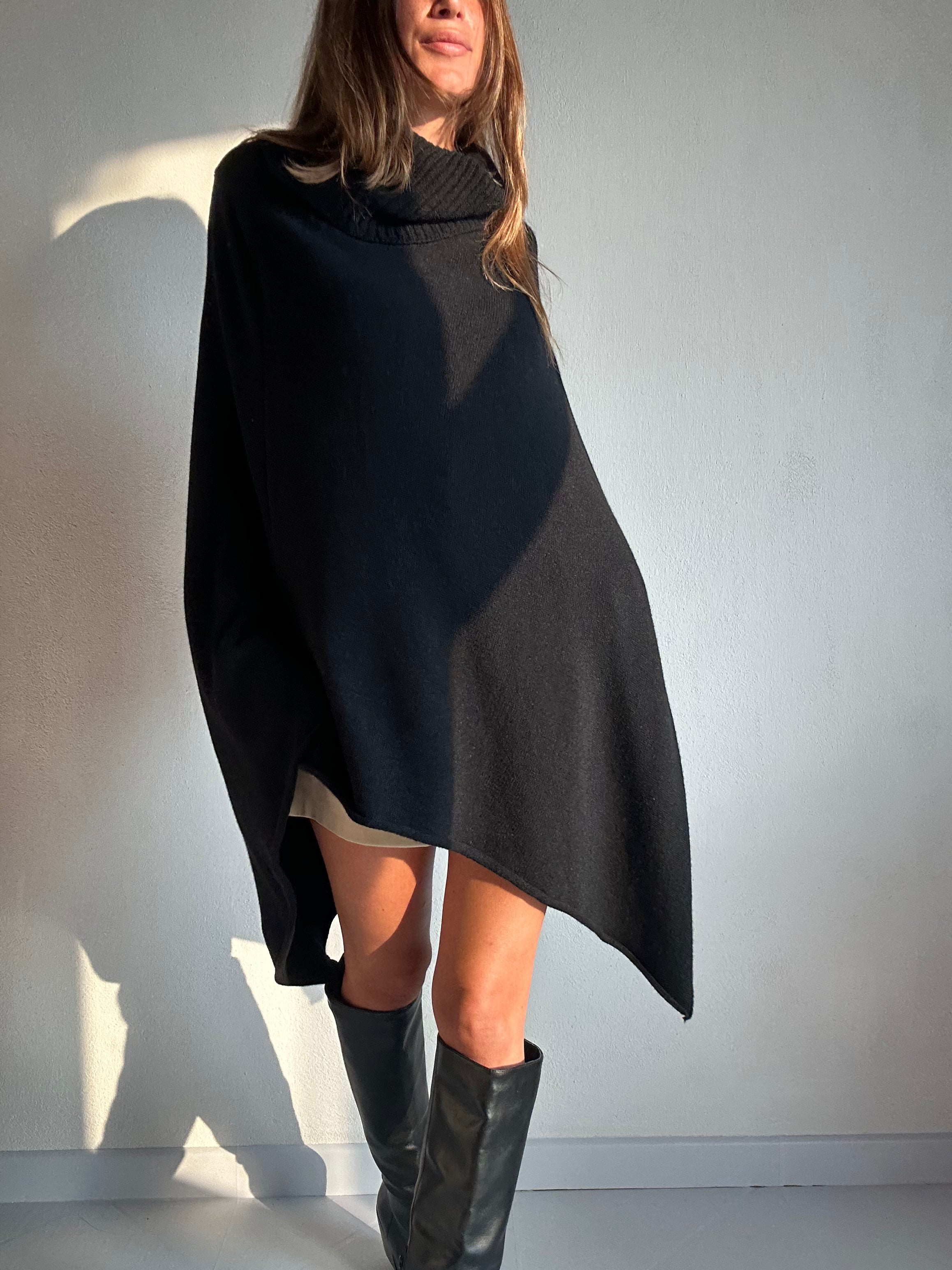 PONCHO CON COLLO ALTO NERO