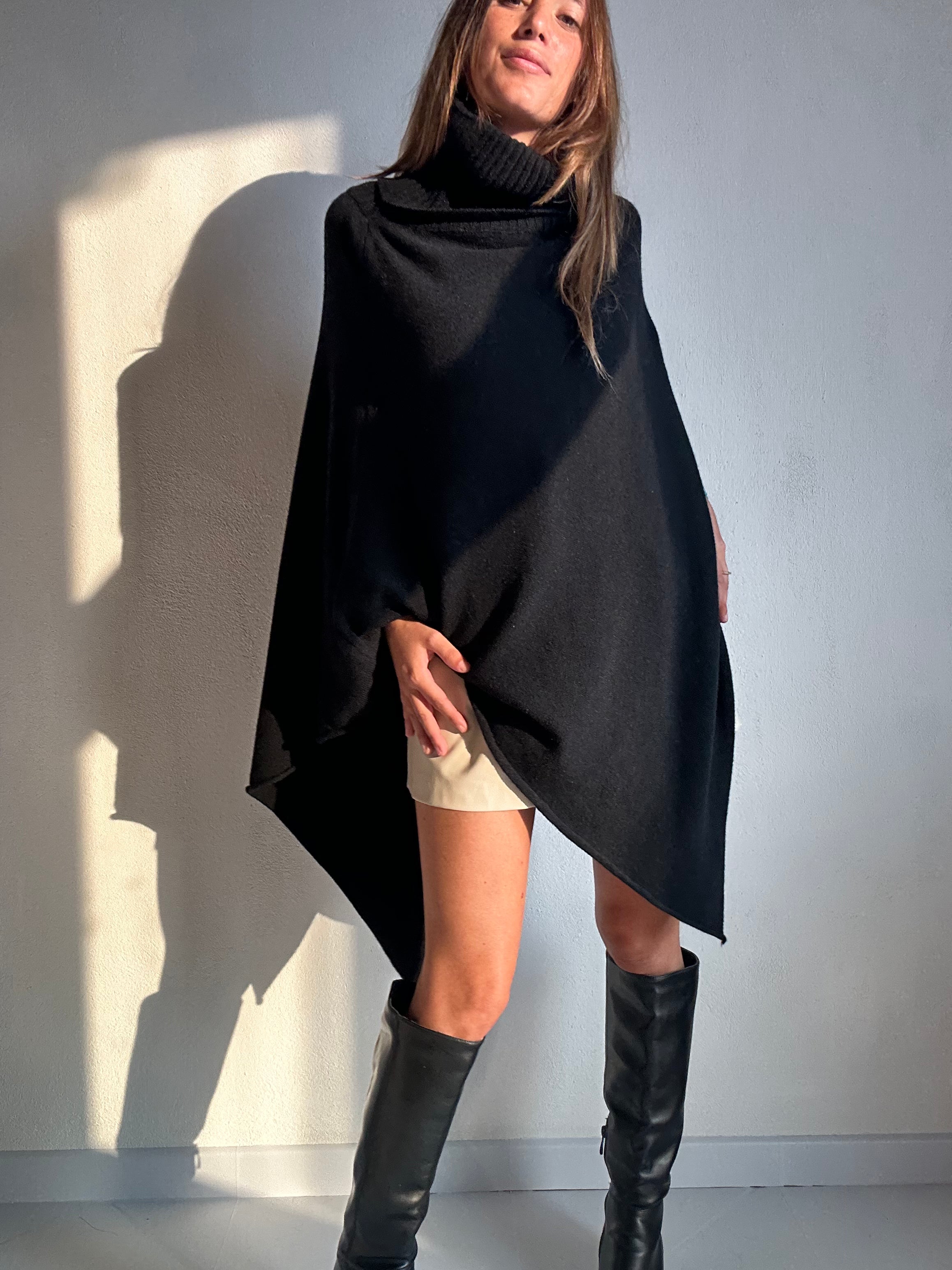 PONCHO CON COLLO ALTO NERO