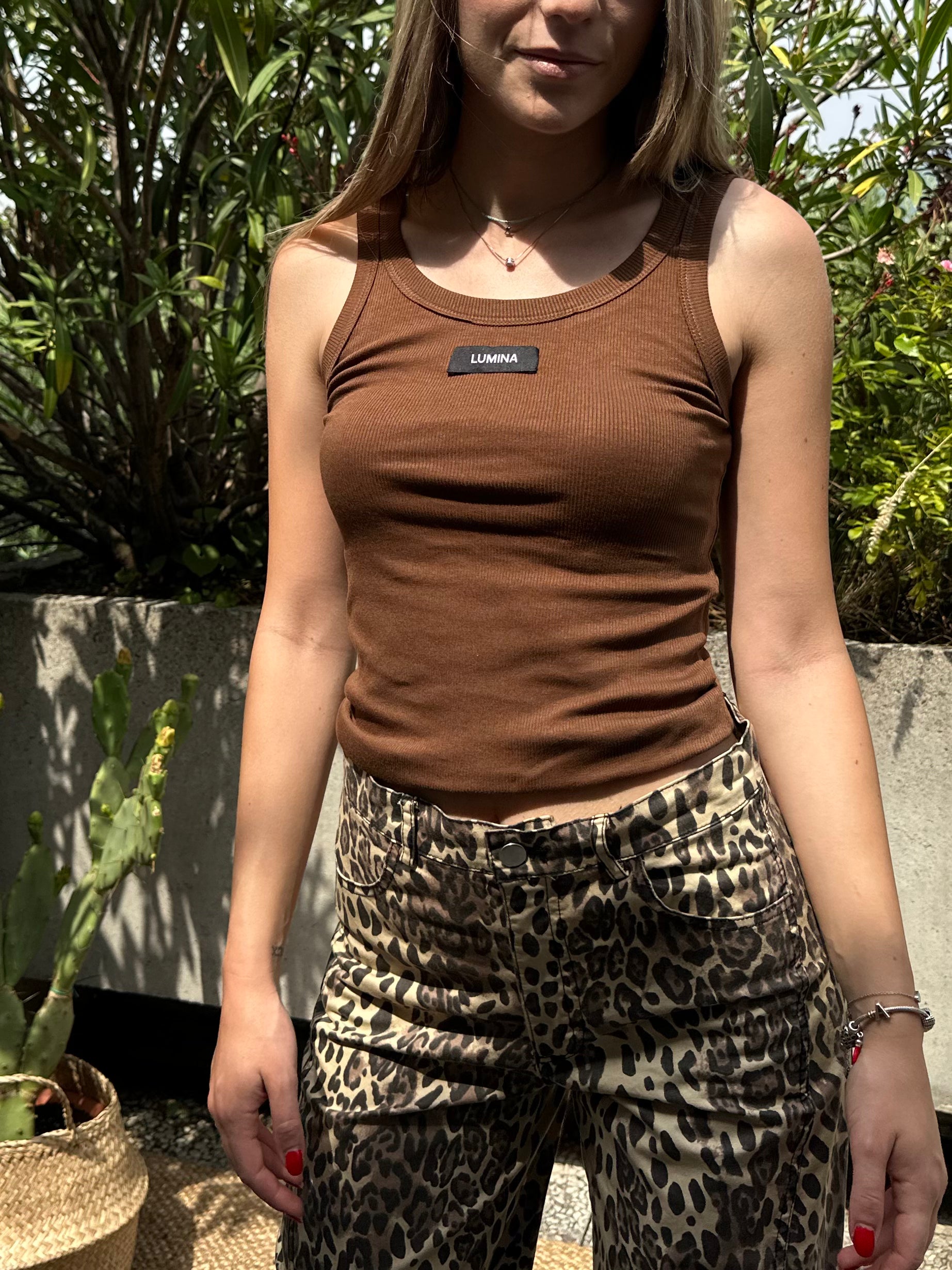 TOP CROPPED CON LOGO MARRONE