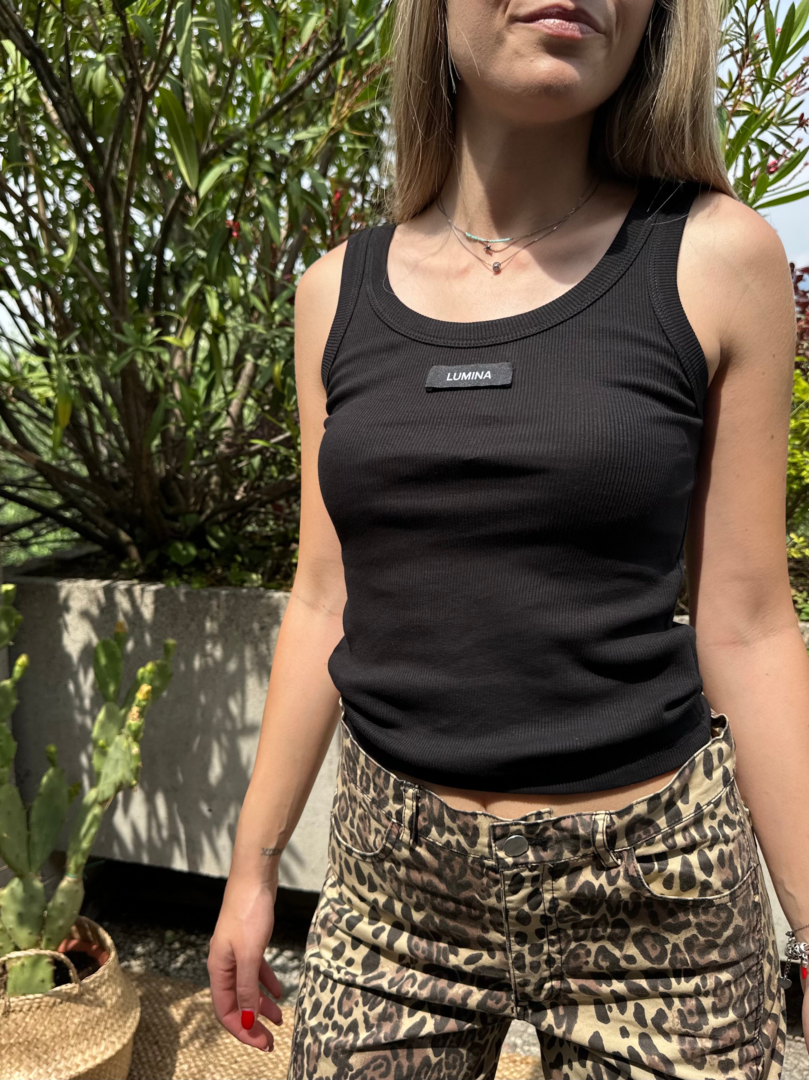 TOP CROPPED CON LOGO NERO