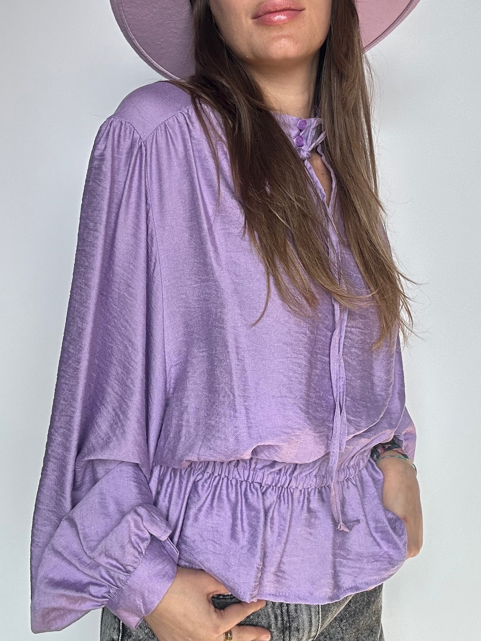 BLUSA CON  VOLANT