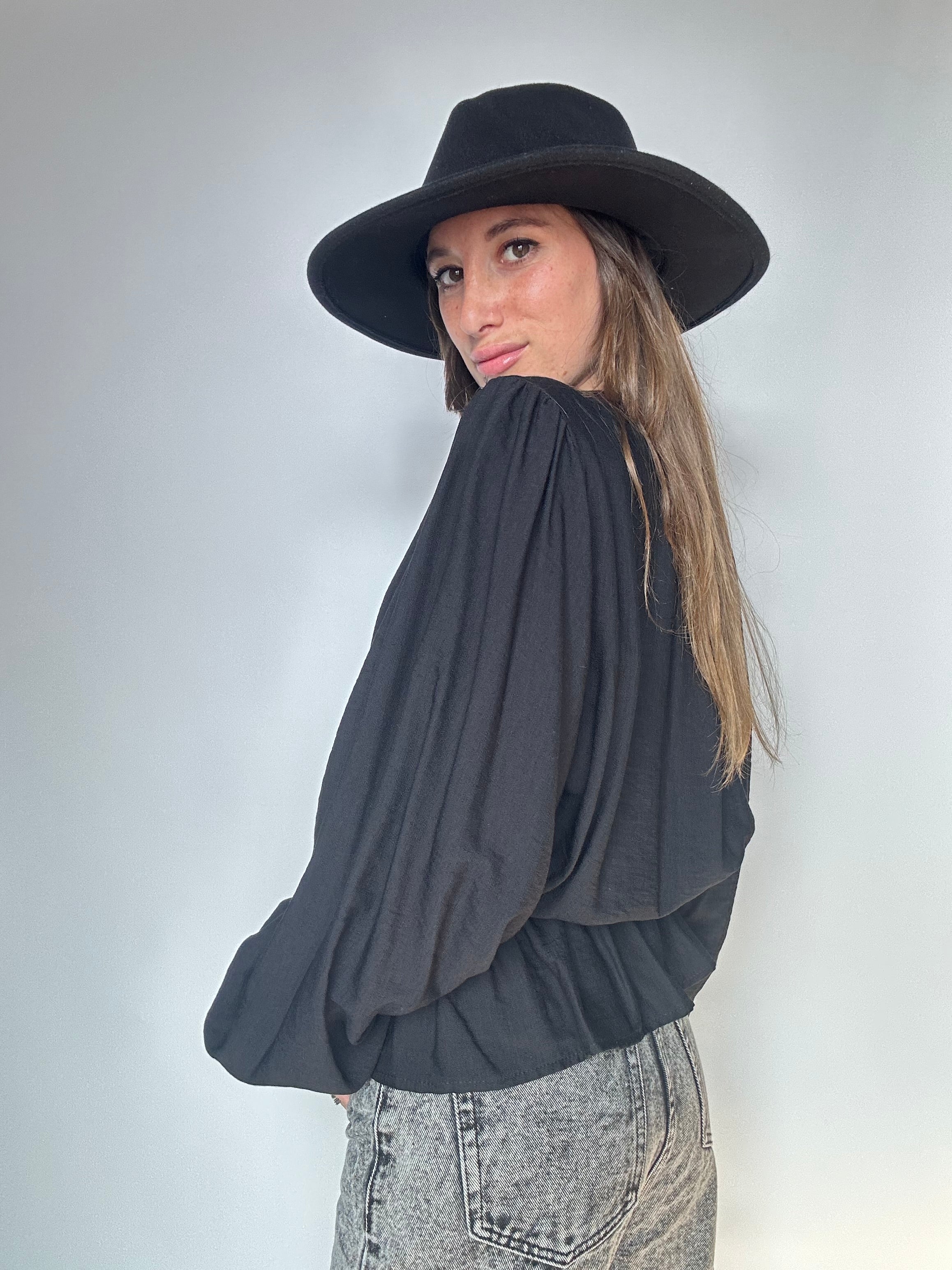 BLUSA CON  VOLANT