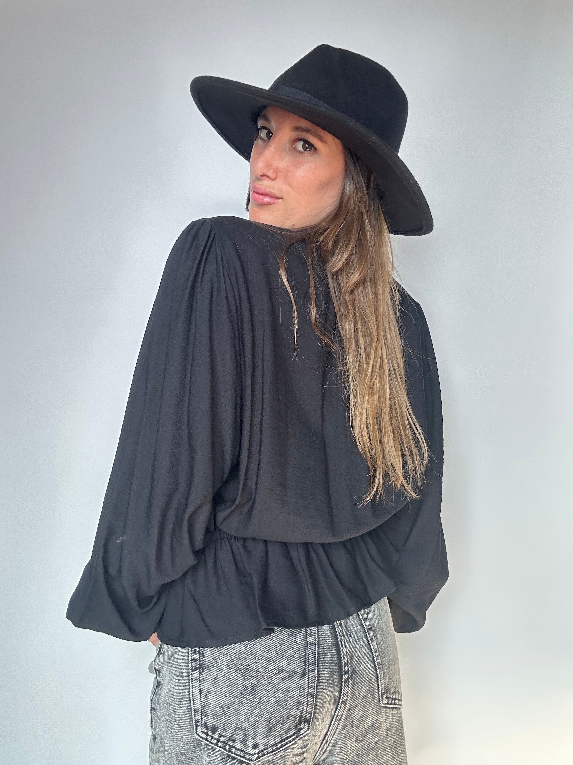 BLUSA CON  VOLANT