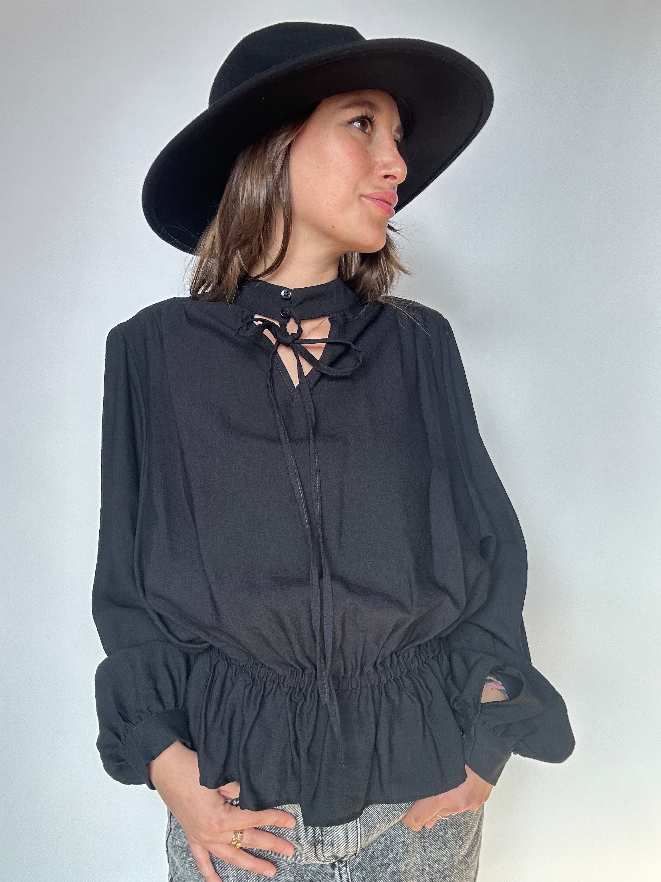 BLUSA CON  VOLANT