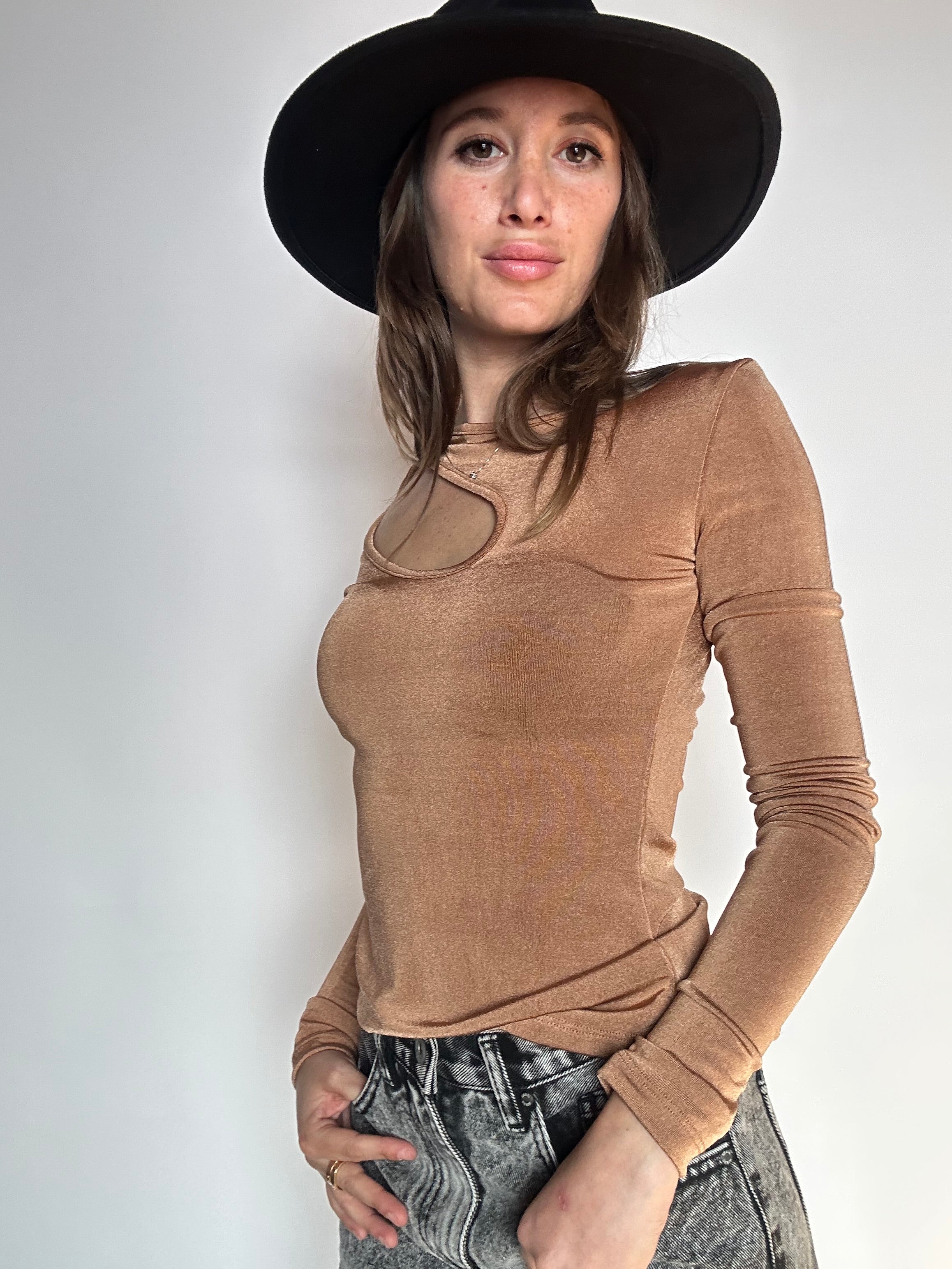 MAGLIETTA CON CUT OUT CAMMELLO