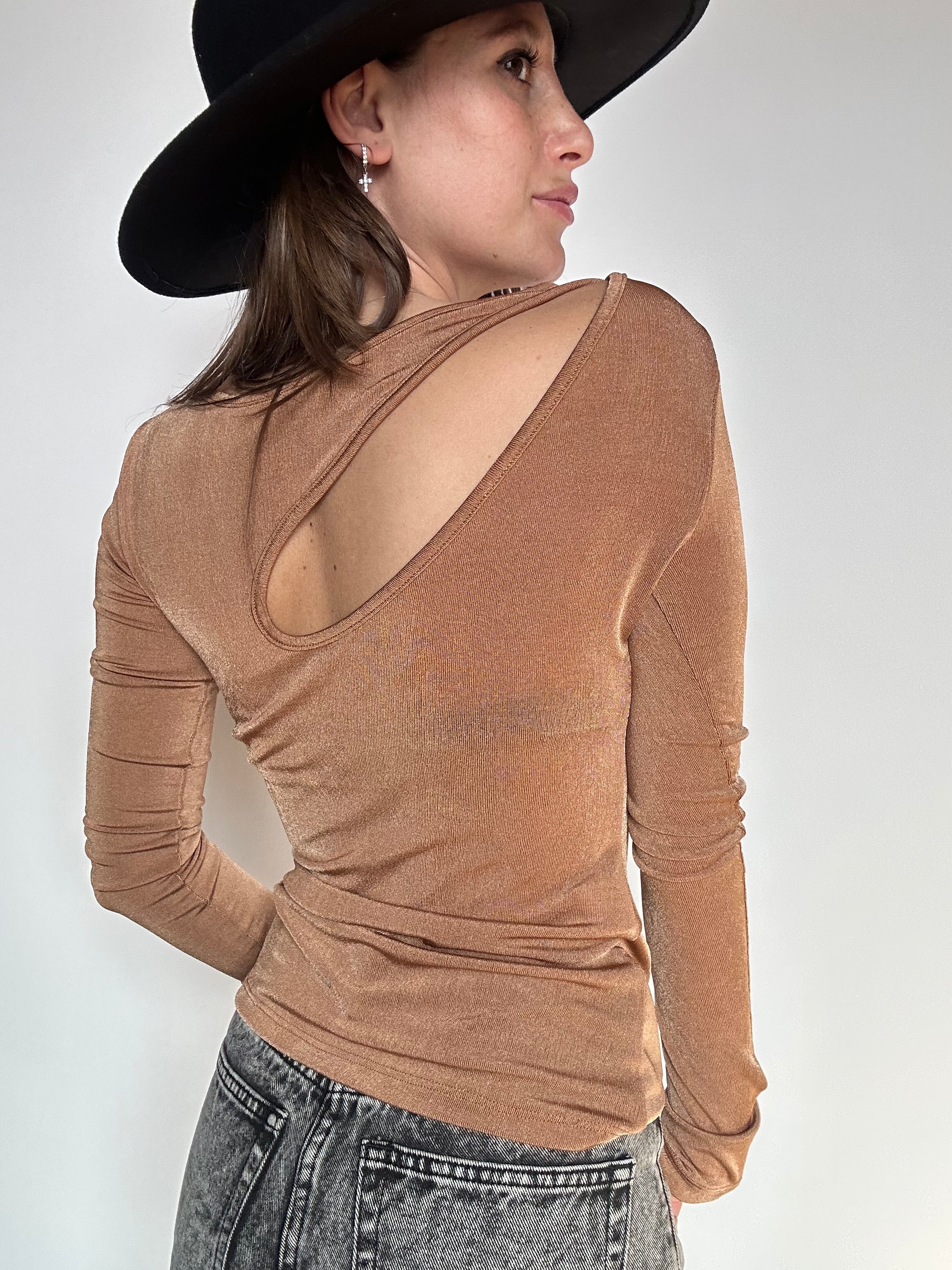 MAGLIETTA CON CUT OUT CAMMELLO