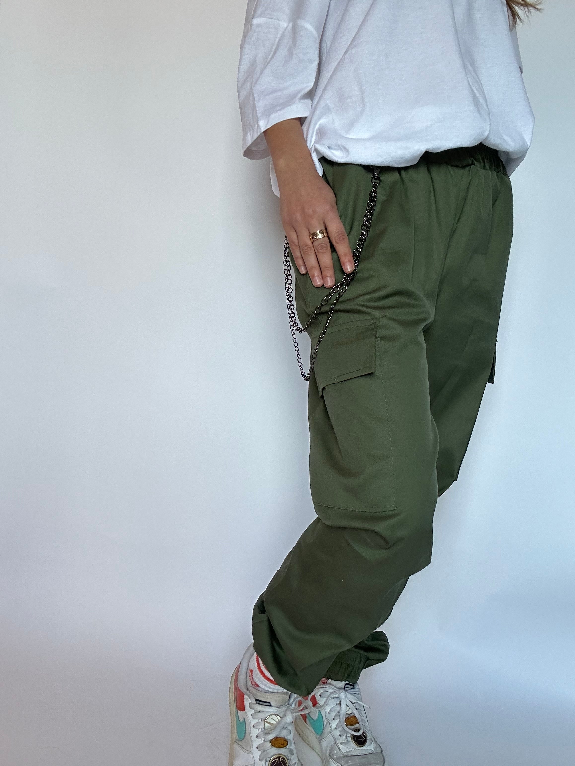 PANTALONI CARGO CON CATENA