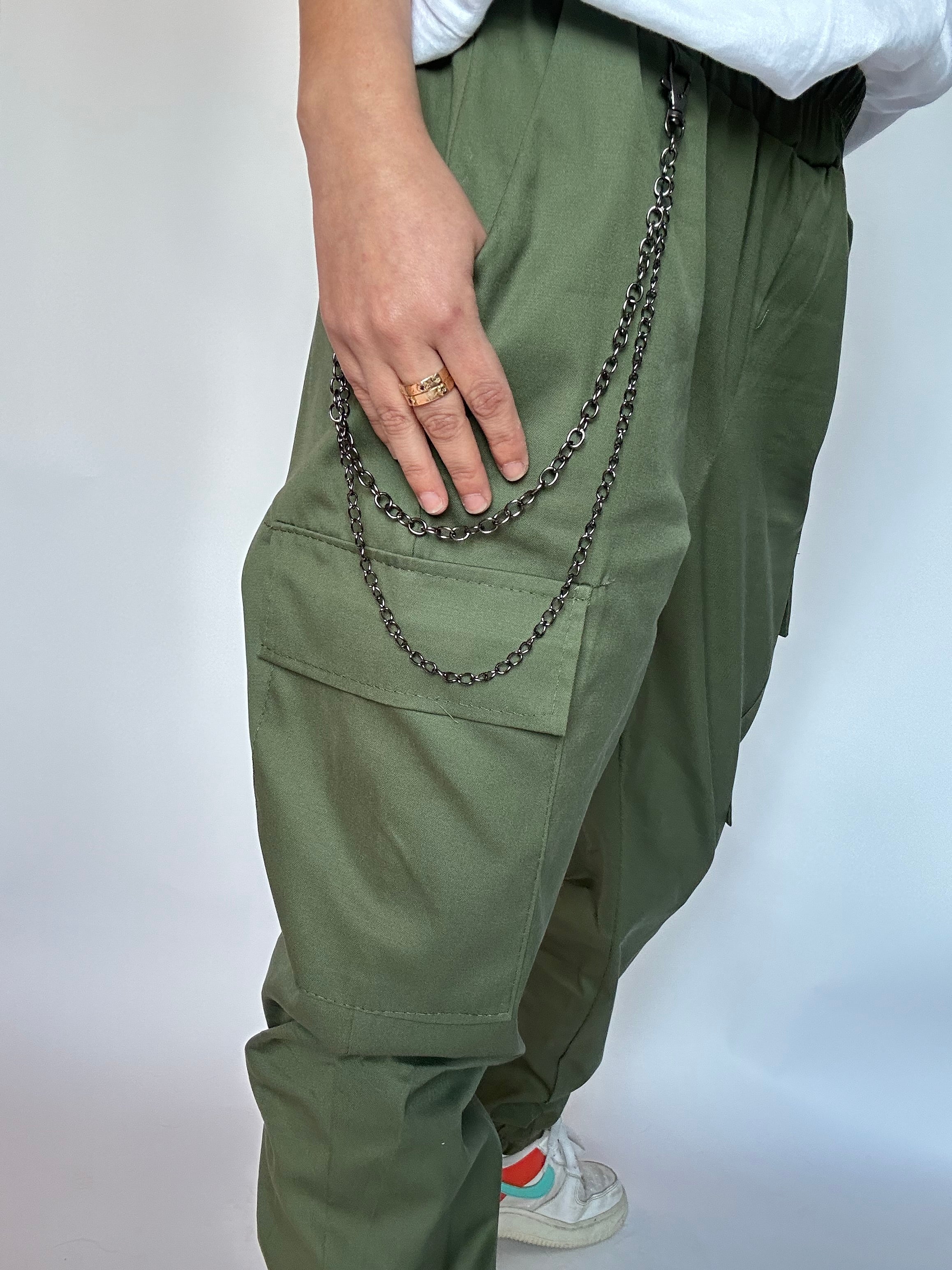 PANTALONI CARGO CON CATENA