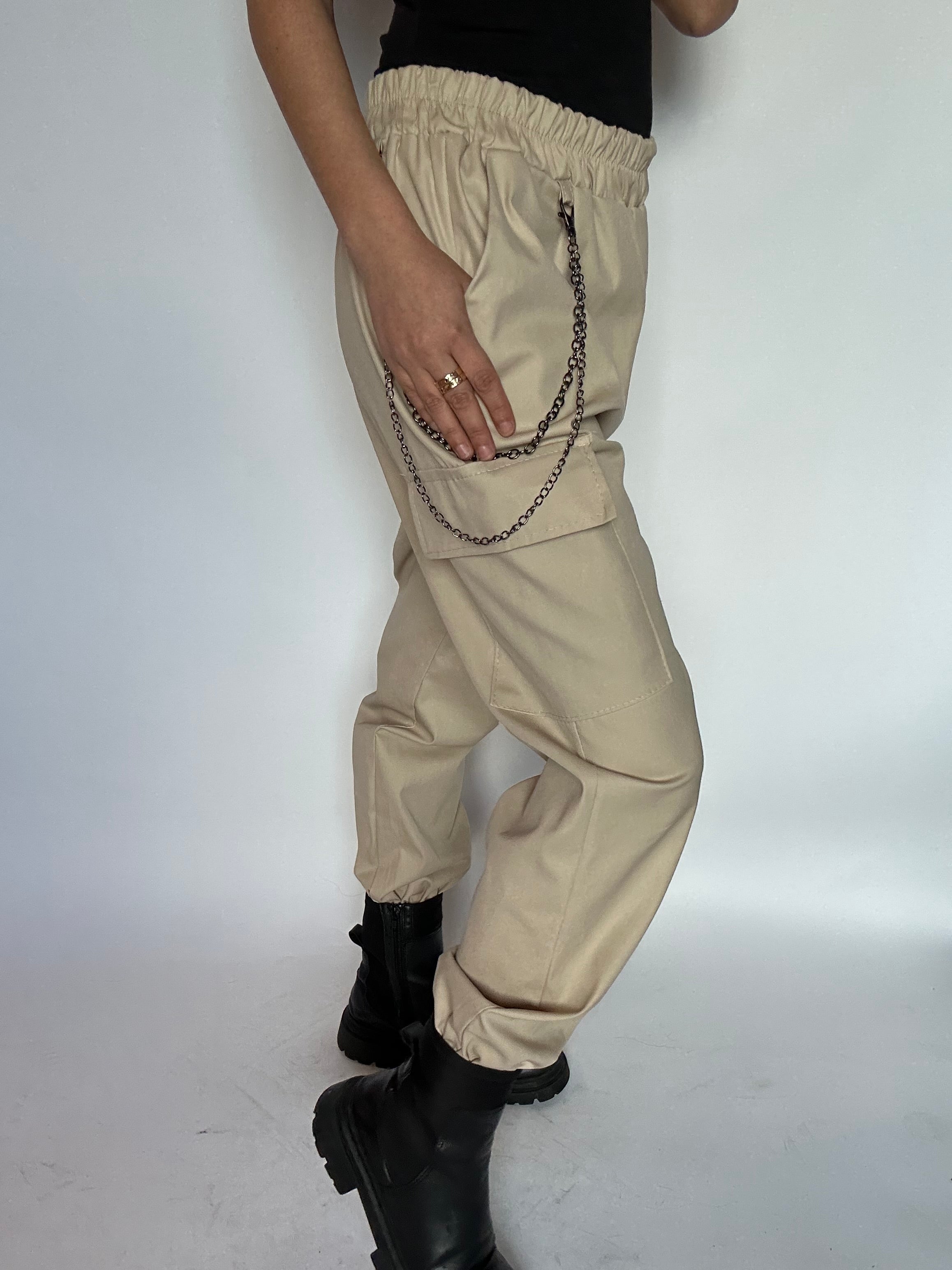 PANTALONI CARGO CON CATENA